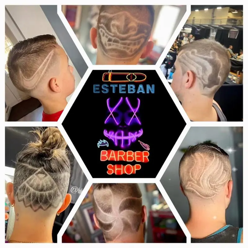 Esteban dans son salon